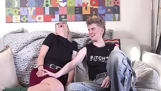 Annika yastıklarla sikişmeyi seviyor ve Mika onunla katılıyor