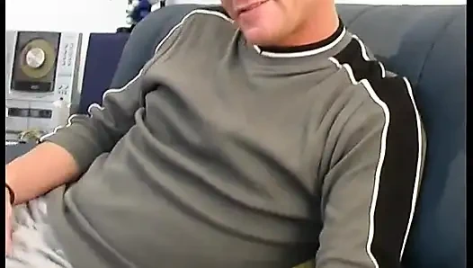 Милфа-брюнетка сосет хуй и жестко трахается на кастинге в винтажном видео