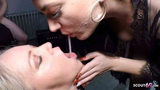 Alman prezervatifsiz grup seks partisi ve düzgün vücutlu orta yaşlı seksi kadın