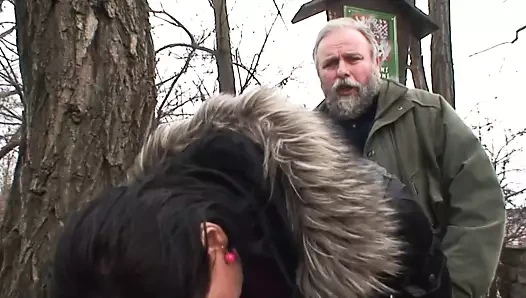 Die Sau hat sich extra ein Rock angezogen geiler Fick Public