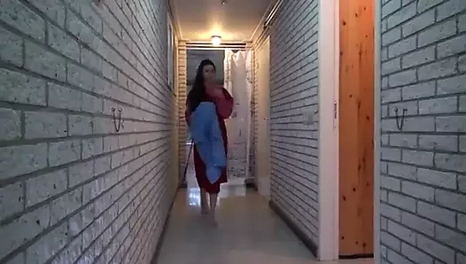Genç kız saunada azıyor ve yaşlı adama yapıyor