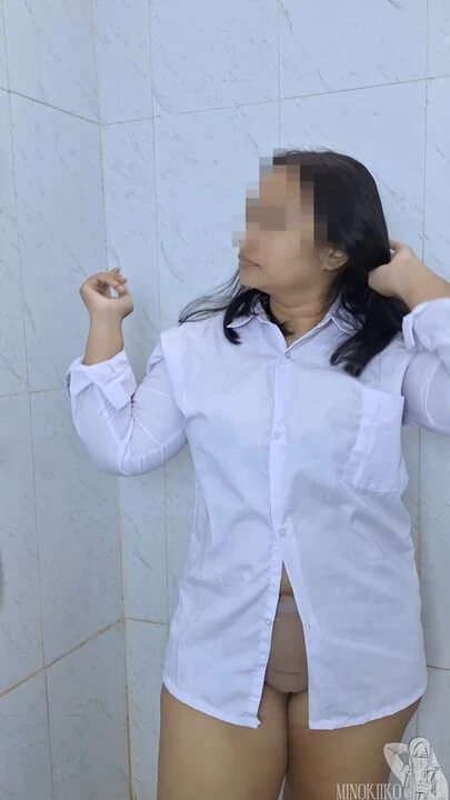 Tesettürlü kız öğrenci 18+ üniformasını çıkarıyor ve dersten sonra cildini porno yıldızı gibi yapmak için vücudunu temizliyor - minokiiko