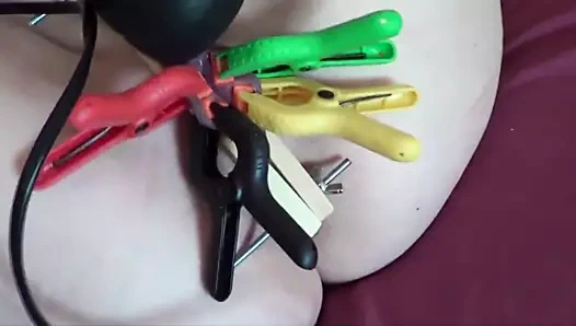 Qualen.. fuer die junge Schlampe bis sie bruellt!