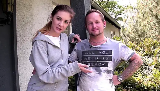 Seksi büyük götlü esmer açık havada sert sikişiyor