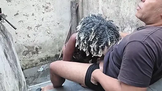 Evli, merdivenlerde kıçını vererek aldattı