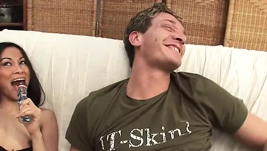 Ateşli Asyalı sıkı amcık ve göt deliği derinden sikiliyor ve ıslak boşalma