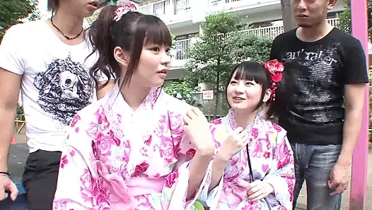 Sıcak kız yayılır bacaklar olarak o alır bir kedi yalamak