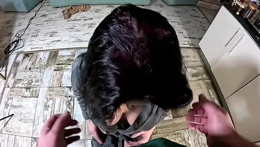 Bornoz orta yaşlı seksi kadın saç kurutma ve fırçalama sakso ve saçıma boşalma