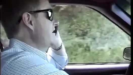 Güzel sevimli hatun yalnız tıraşlı sıkı amcığını sikmek için arkadaşını çağırıyor