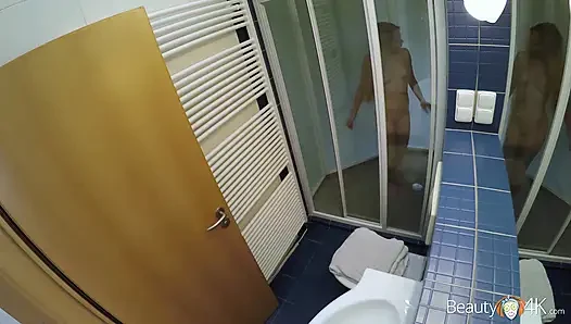 Zavallı sarışın vücuduyla kirayı ödüyor