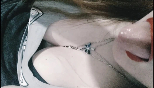 Tatlı utangaç kız oyuncaklarla oynuyor