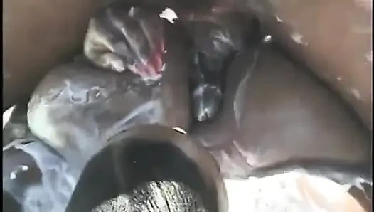 Dev göğüslü siyah fahişe krem şantiyle kaplı sonra büyük zenci yarağı ile sikiliyor
