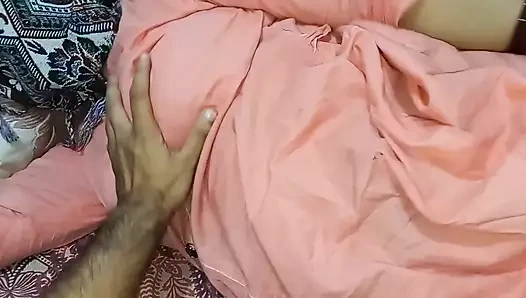 Hintli evli kadın kocasıyla sikişiyor