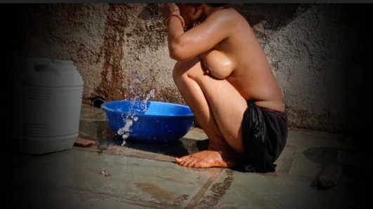 Açık evin dışında, avluda, üvey kız kardeş tamamen çıplak banyo yapıyor, çok güzel ince bel