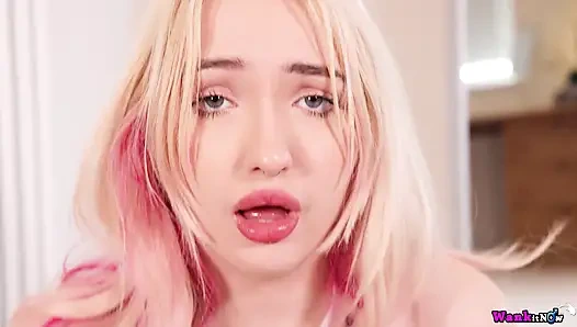 Kitty Maries yaramaz kostümü oyuncu bir şekilde azdırdıkça onu zar zor kapatıyor