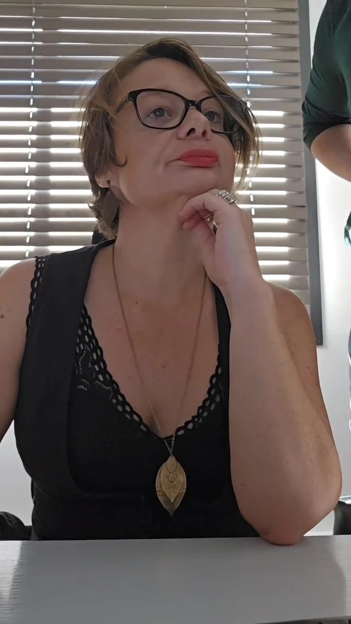 मुझे अपने इंटर्न द्वारा ऑफिस में चोदा जाता है। मैं उसे गर्म करती हूं और वह मुझे अच्छी चोदने लायक मम्मी की तरह चोदता है