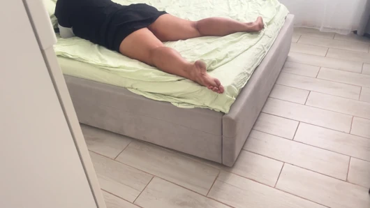 Aman Tanrım, babamın kayınvalidesi çıplak yatıyordu ve vulvasına atılmıştı.