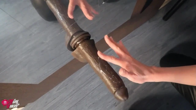 Azgın sarışın kız aynada siyah dildoyla sikişiyor!