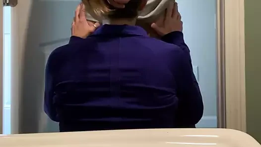 dizlerinin üzerinde alma yüz becerdin