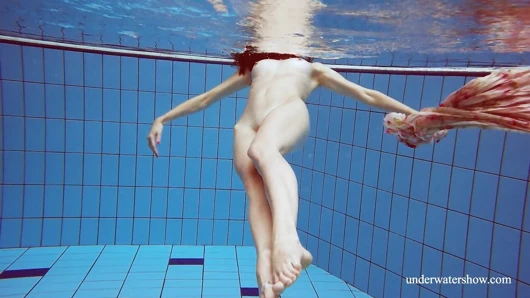 Martina sulu vücuduyla poz veriyor