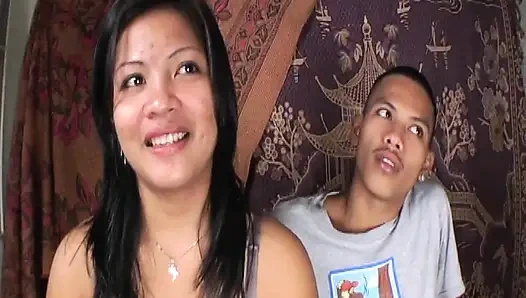 Büyük götlü Asyalı amını siktiriyor