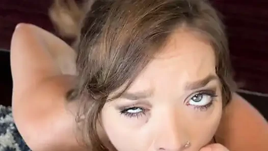 Esmer hatun Katie Kush yaramaz banyosundan zevk alıyor