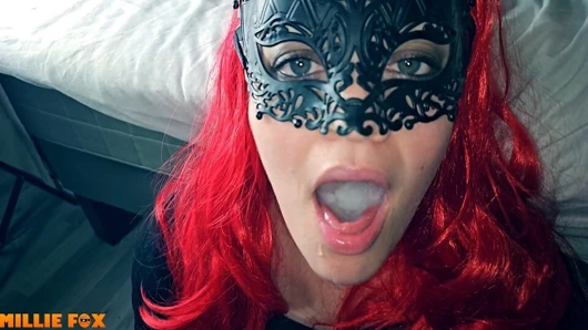 Cosplay ve çok döl - orta yaşlı seksi kadın büyük bir döl yutuyor - millie fox