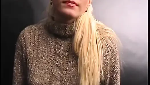 Büyük memeli sarışın orta yaşlı seksi kadın oyuncu seçmelerinde kovboy kızda yarak emiyor ve biniyor
