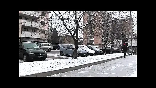 Ateşli olgun orta yaşlı seksi kadın büyük amatör yarakla sikiliyor ve büyük memelere boşalıyor