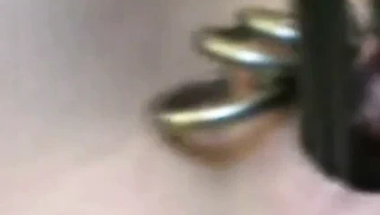 Büyük kedi halkaları ile büyük deldi sarışın