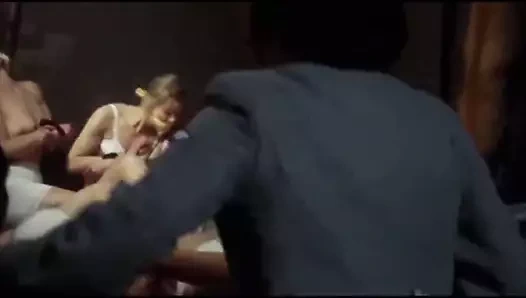 faşistler bağlı ve esnemeler