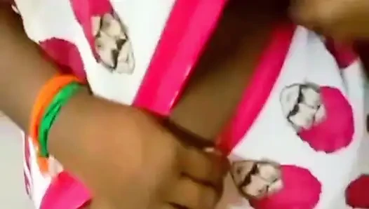 Aldatılan bir koca, seksi Desi karısının sari giymesini istedikten sonra güzelliğine hayran kalıyor.
