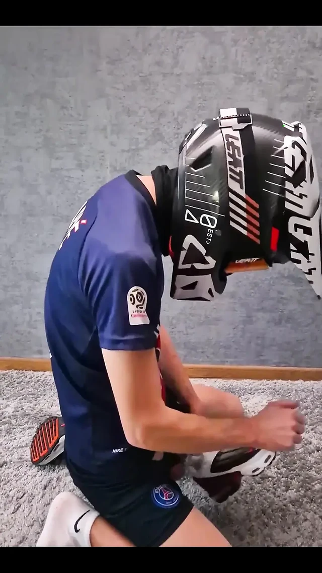 Erkek arkadaşım beni dildoyla derinden sikiyor