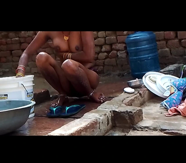 Hintli hatun çıplak banyo yapıyor