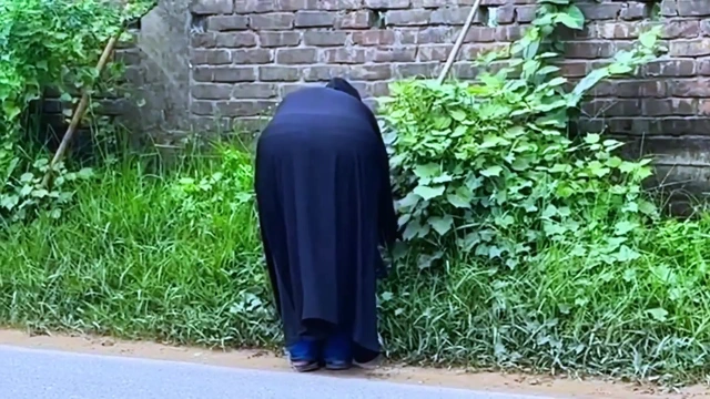 Arap ateşli üvey anne otel yatağında yoldan geldikten sonra azıyor ve büyük götünü görüyorum ve elle muameleye başlıyorum