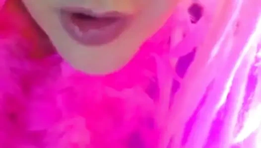 Elimde boşal ve küçük kadın kılıklı bir kaltak gibi sürtün