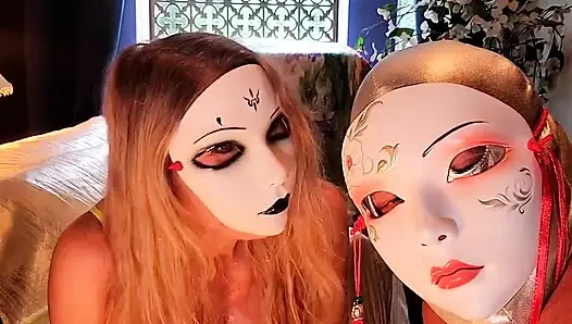 Domslut xxl strapon redboy9, mrhankeystoys, carmen tarafından koşumlu sikişmeden önce parmaklarıyla mareslut'unu ısıtıyor