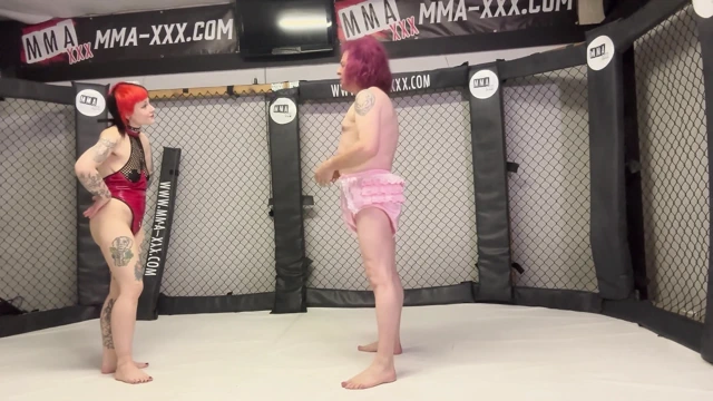 Pvc üvey anne mma kafesinde kadın kılıklıya işkence ediyor - uyluk kontrolü ve aşağılama