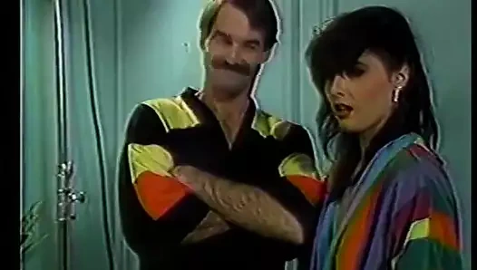 Boşalmaya hevesli orta yaşlı seksi kadınlarla göt ve amcık sikişi klasik derlemesi