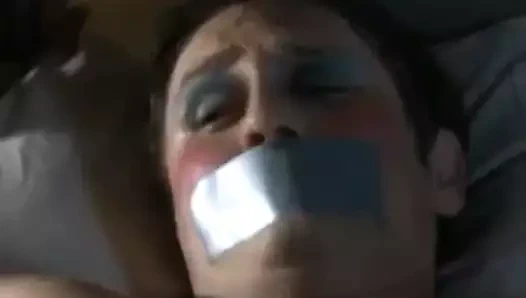 Ateşli kız bağlı adama işkence ediyor