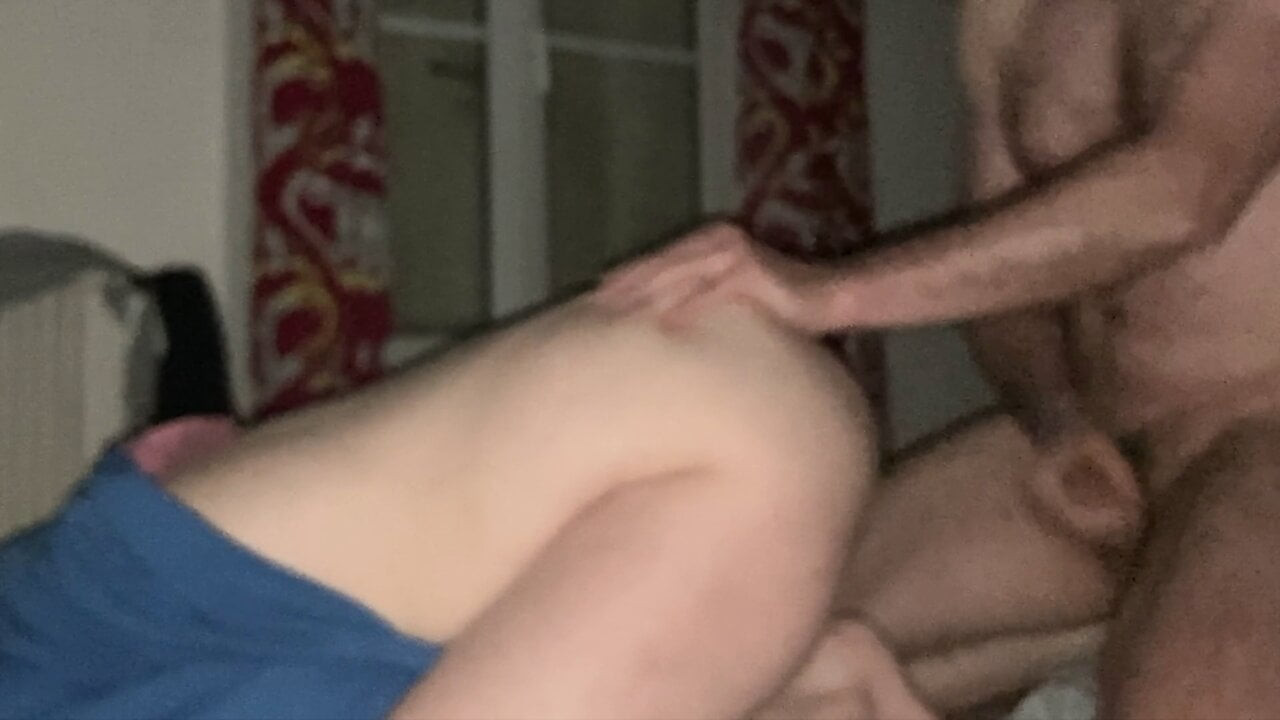 Onun büyük bir poposu var ve bundan hoşlanıyorum