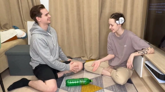 Striptiz Şişe spin oyunu tamamen çıplak olana kadar devam ediyor