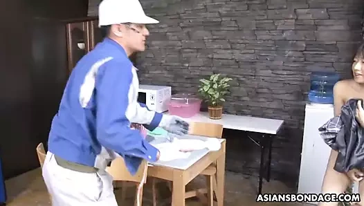 Shiori natsumi, sahip olduğu yeni bir vibratör kullanırken yakalandı