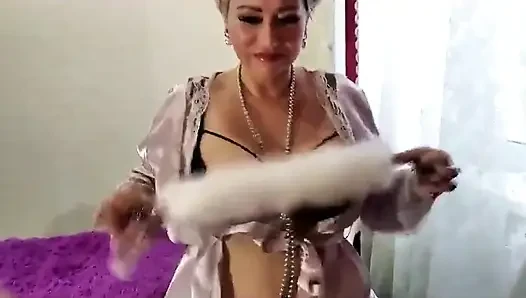 Güzel olgun evli Moskovalı bayanın en seksi kaygan amıyla sert oyunlar.!. ))