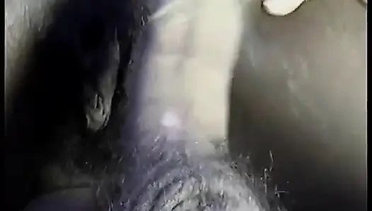 Ateşli zenci bebek soyunuyor ve sonra büyük siyah yarağı emiyor