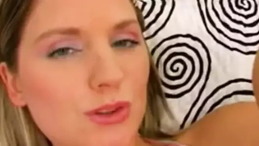 Tek başına mastürbasyon yapan Çek sarışın güzel