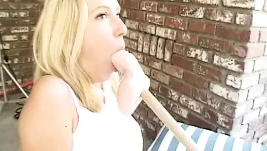 Sarışın hatun açık havada sert sikiliyor