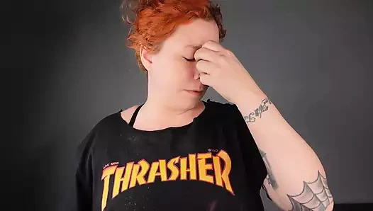 Üvey kız egzersizden sonra kıllı ve kokulu koltuk altlarını koklatıyor