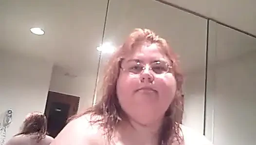 Orta yaşlı seksi kadın kızıl saçlı kuru saçına çıplak sakso çekiyor