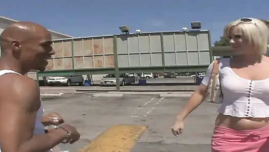 Konuşkan sarışın uyandığında bunu hiç beklemiyordu